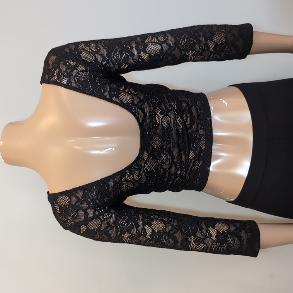 ❌SOLD❌ Aritzia Lace Crop Top 3/4 Sleeve Ballet U-Back Sheer Stretchy Fitted - Picture 6 of 11